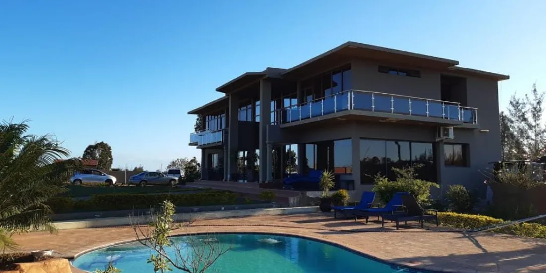 Vende-se casa com 6 quartos, piscina e terreno de 50x100 m no Bairro de Cumbeza