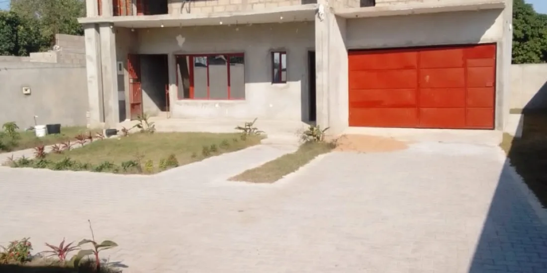 Vende-se casa de 2 pisos em terreno de 15x30 m, Mumemo 1, Marracuene