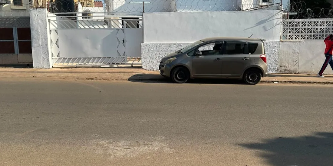Vende-se moradia T3 geminada com piscina na Malhangalene, Av. Vladimir Lenine