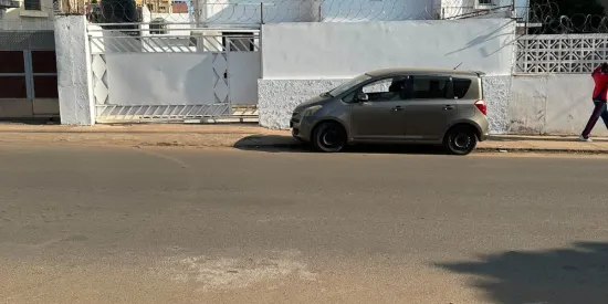Vende-se moradia T3 geminada com piscina na Malhangalene, Av. Vladimir Lenine